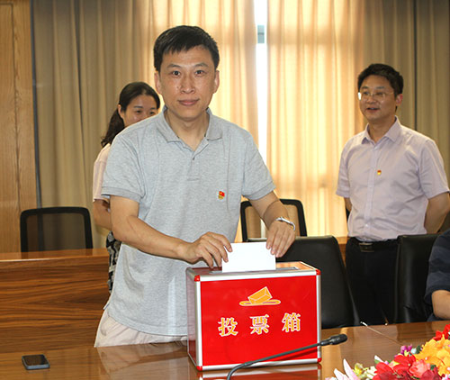 【汇聚青年力量 奋进时代征程】摩斯国际集团党支部召开专题党课暨预备党员转正党员大会(图5)