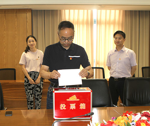 【汇聚青年力量 奋进时代征程】摩斯国际集团党支部召开专题党课暨预备党员转正党员大会(图6)