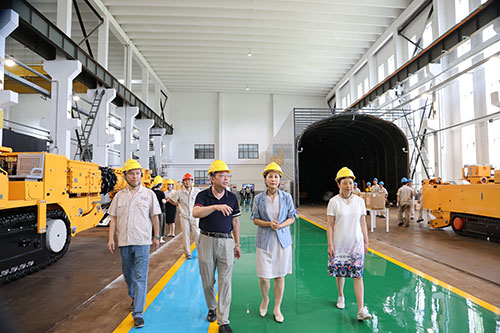 夏日送清凉 | 青浦区总工会领导赴上海摩斯国际集团开展高温慰问活动(图2)