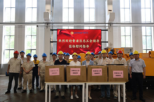 夏日送清凉 | 青浦区总工会领导赴上海摩斯国际集团开展高温慰问活动(图1)